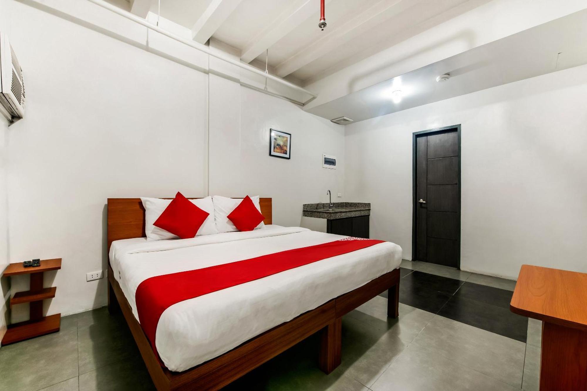 Oyo 136 Regal Residences Quezon City Exterior photo