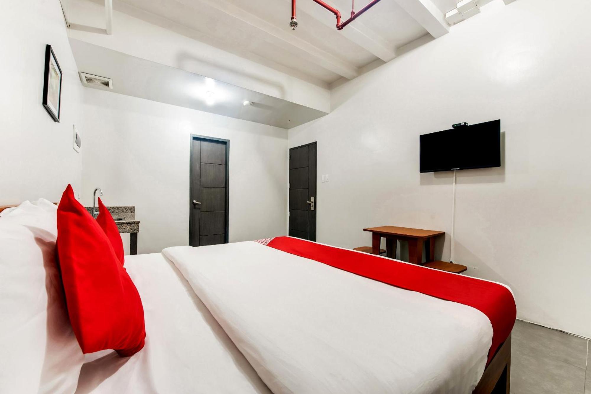 Oyo 136 Regal Residences Quezon City Exterior photo